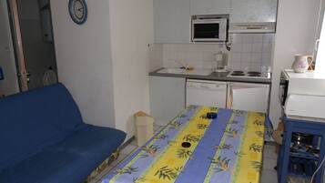 Een koelkast, een magnetron, een oven, een kookplaat