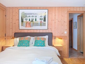 3 bedrooms, iron/ironing board, Internet, bed sheets