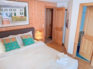 3 habitaciones, tabla de planchar con plancha, internet y ropa de cama 