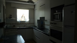 Een koelkast, een microgolfoven, een oven, een kookplaat