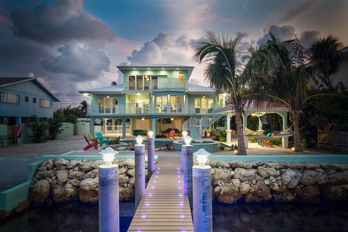 Paradise Bay - 4 Bedrooms [with 2 Master Suites] & 4 Bathrooms - sleeps 10