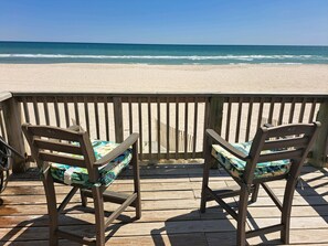 Sur la plage, chaise longue