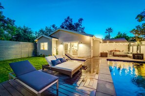 A modern outdoor pool area with lounge chairs and a small building with a patio. - Pasadena Family Getaway - Private Pool, Yard & Near Rose Bowl (Pasadena)