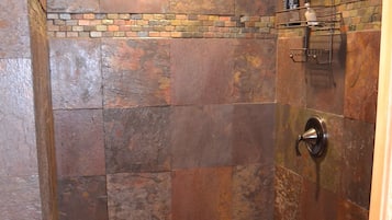Combined shower/bathtub, jetted bath, hair dryer, towels
