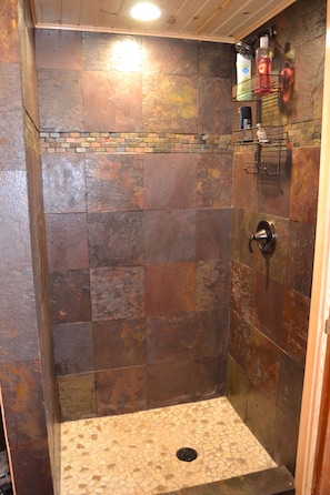Combined shower/bathtub, jetted bath, hair dryer, towels