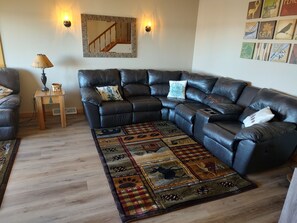 TV connectée, lecteur de DVD, baby-foot, vidéothèque