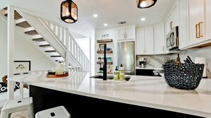 Kühlschrank, Mikrowelle, Ofen, Geschirrspüler