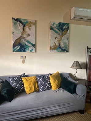 Fernseher, DVD-Player, Bücher, Videothek