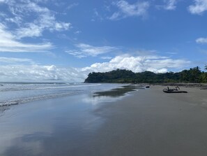 In Strandnähe, Liegestühle, Strandtücher