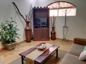 Fernseher, DVD-Player, Bücher, Videothek