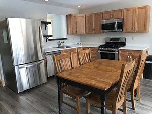 Réfrigérateur, four à micro-ondes, un four, surface de cuisson