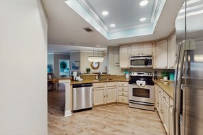 Jääkaappi, mikroaaltouuni, uuni, liesi