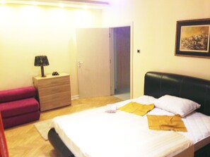 1 غرفة نوم ومكواة/لوح كي وواي فاي وملاءات أسرّة