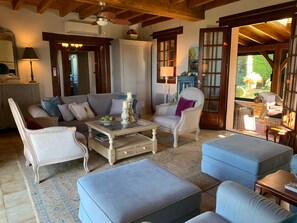 TV connectée, cheminée, livres, chaîne hi-fi