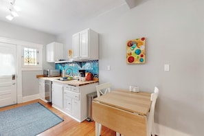 Fridge, microwave, oven, stovetop - Historic Adobe Bungalow, 2bd/2ba, walk to UNM, Pet Friendly! (Albuquerque)