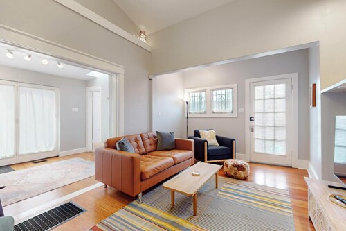 Historic Adobe Bungalow, 2bd/2ba, walk to UNM, Pet Friendly!