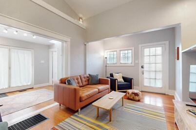 Historic Adobe Bungalow, 2bd/2ba, walk to UNM, Pet Friendly!