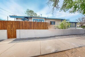 Property grounds - Historic Adobe Bungalow, 2bd/2ba, walk to UNM, Pet Friendly! (Albuquerque)