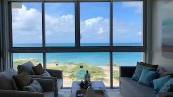 Een smart-tv en boeken