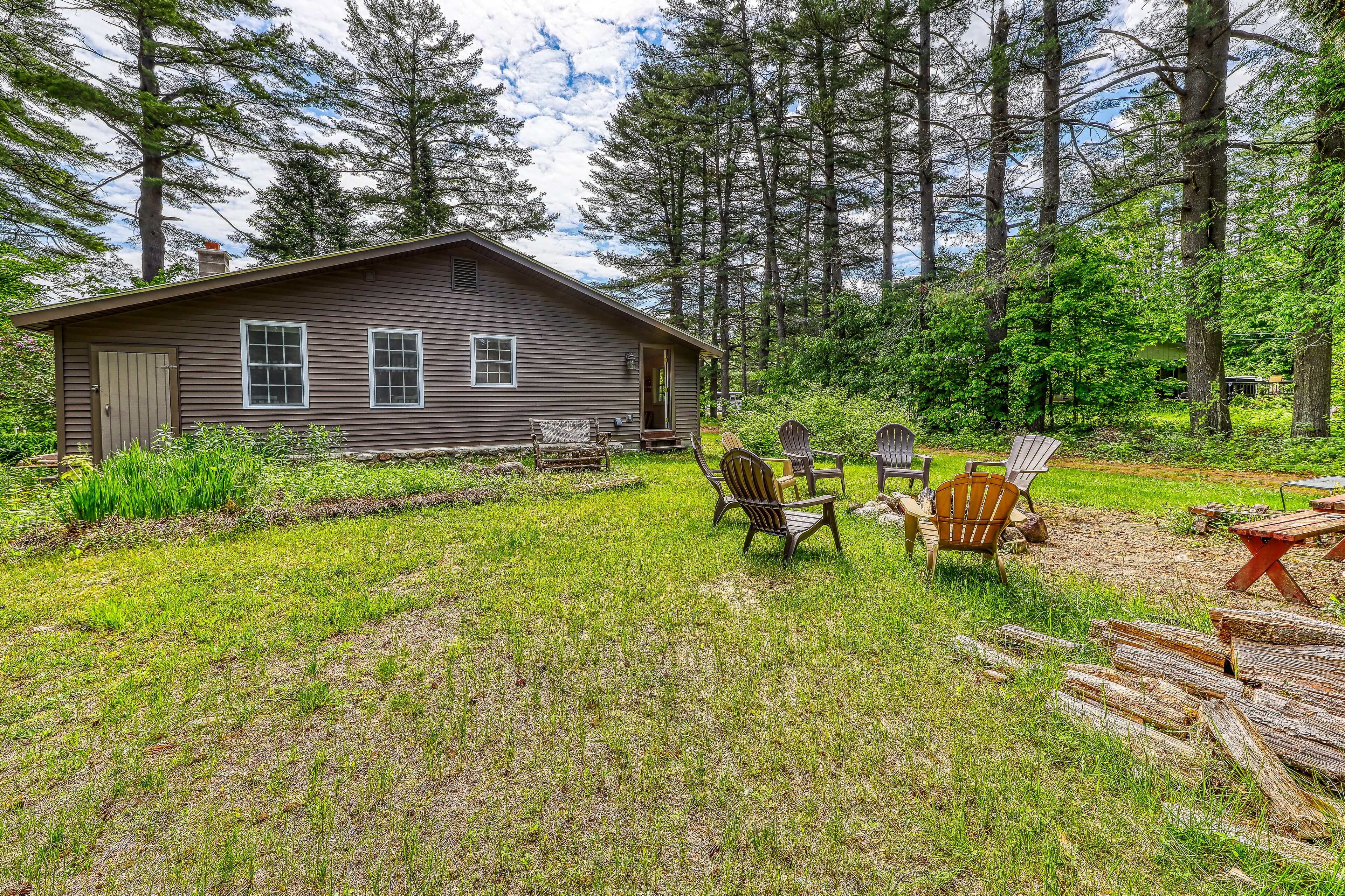 Big single-level house with firepit & spacious yard - lake access nearby