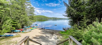 NYTT LISTE! Enkeltnivå, romslig hus med kajakker, tilgang til innsjøen i nærheten