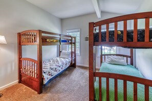 4 bedrooms, internet, bed sheets - Big single-level house with firepit & spacious yard - lake access nearby (Chestertown)