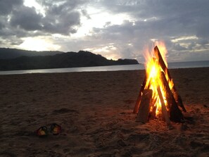 Playa en los alrededores, camastros y toallas de playa 