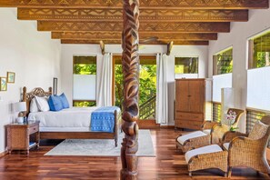 4 habitaciones, escritorio y tabla de planchar con plancha