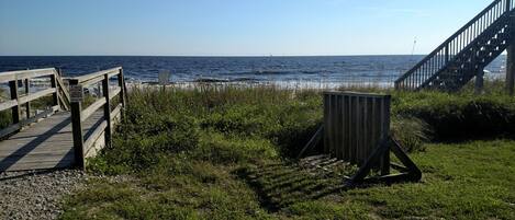 Una spiaggia nelle vicinanze