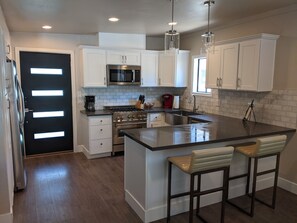 ثلاجة، ميكروويف، فرن، موقد طهي مسطح