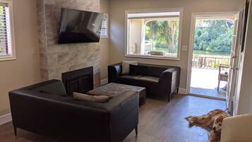 Smart-TV, Kamin, Stereoanlage, Drucker