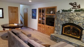 Smart TV, caminetto, videogiochi, lettore DVD