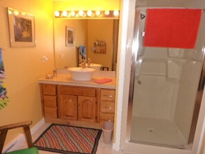 提供毛巾、廁紙