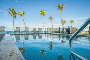 A heated pool - 505 – Lovely Oceanfront 1/1.5 unit – great ocean view with A/C! (Kihei)