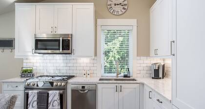 Quiet Carriage House Charmer NEW KING BED