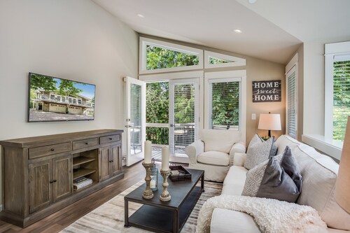 Quiet Carriage House Charmer NEW KING BED