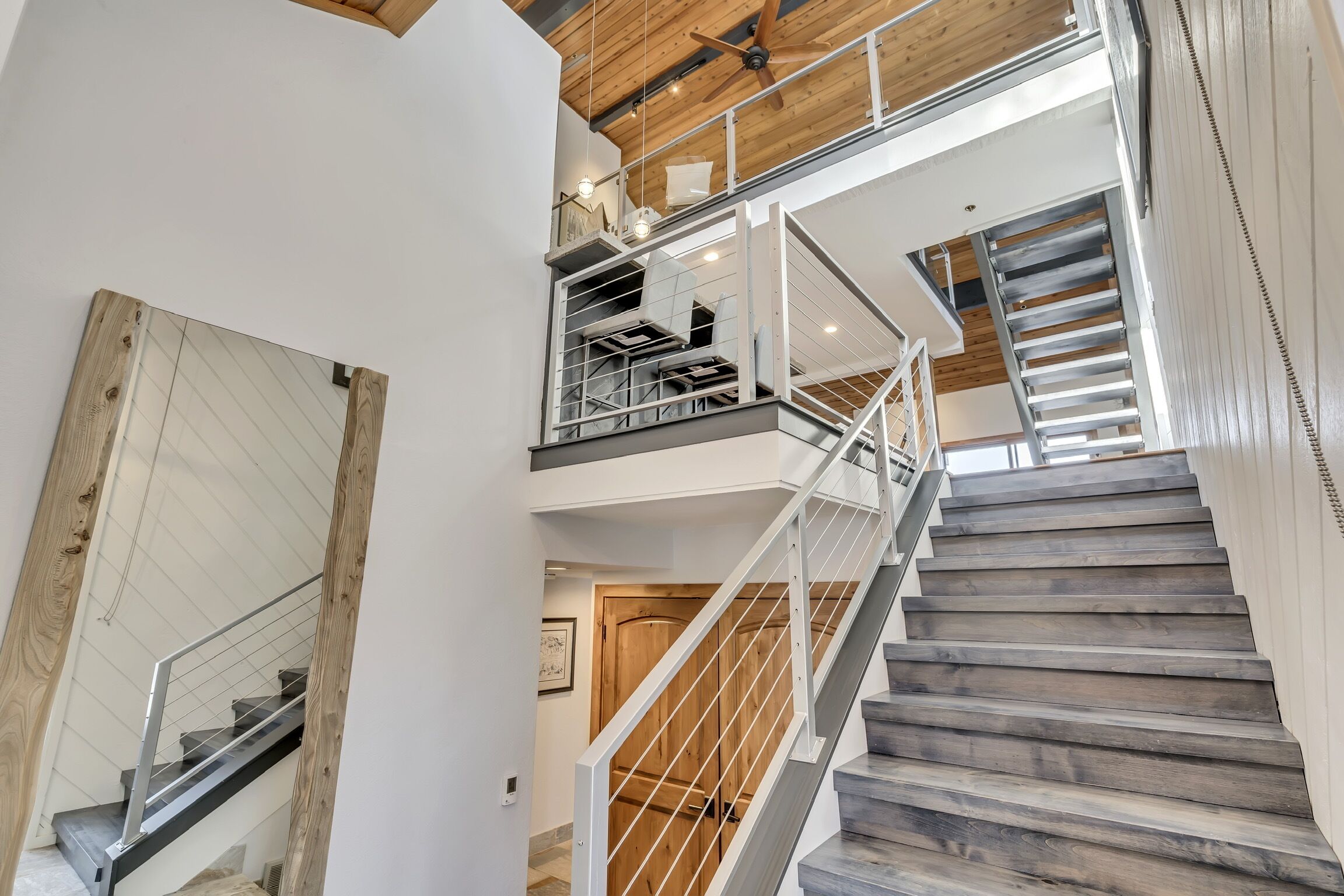 Treehouse at Ridgepoint-End Unit townhome w/loft - Ski down to Snow Park Lodge