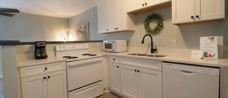 雪櫃、微波爐、焗爐、爐具