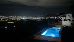 A swimming pool with a cityscape view at night. - Heated Infinity Pool Villa, 6BR, 25Min SJO (Alajuela)