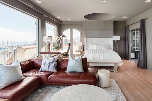 マリーナブルバードの壮大でモダンなベイフロントホーム 