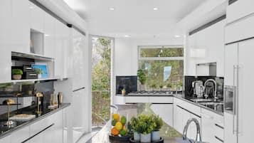 Een koelkast, een magnetron, een oven, een kookplaat