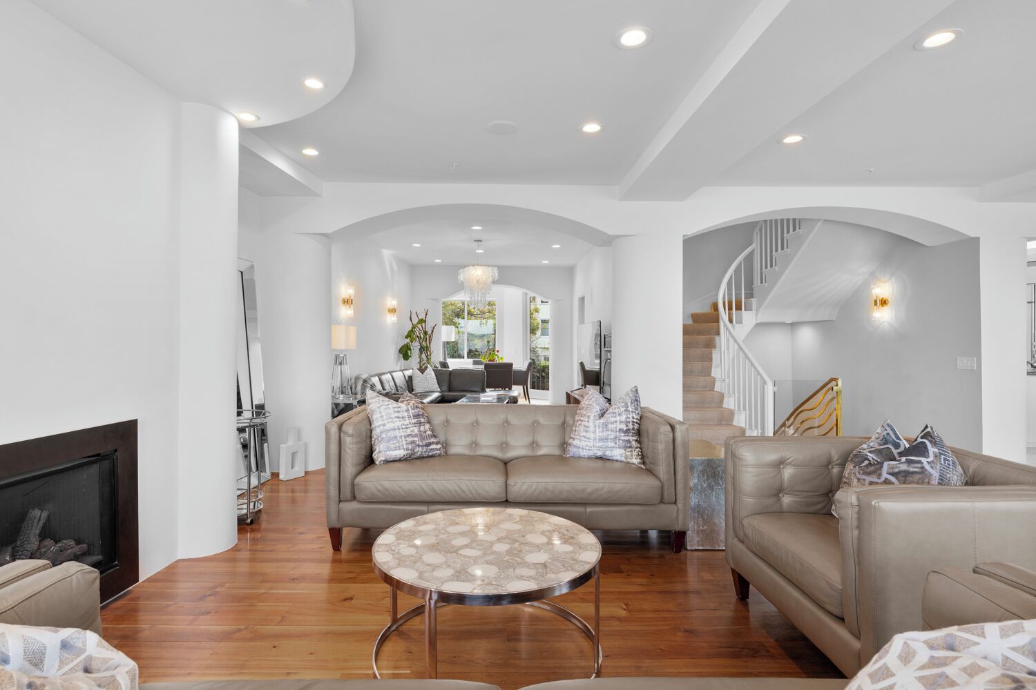 Smart-tv och eldstad