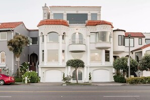 Exterior - Located on Marina blvd  (San Francisco)