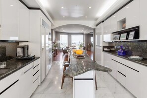 Fridge, microwave, oven, stovetop - Located on Marina blvd  (San Francisco)