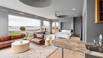 6 sovrum, värdeförvaringsskåp på rummet och skrivbord