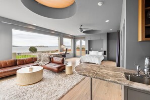 6 Schlafzimmer, Zimmersafe, Schreibtisch, Bügeleisen/Bügelbrett