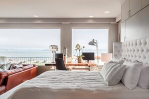 6 bedrooms, in-room safe, desk, iron/ironing board - Located on Marina blvd  (San Francisco)