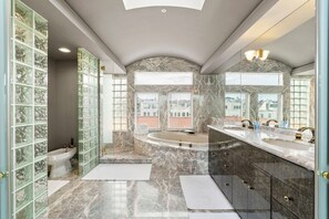 Dusche, Whirlpool, Haartrockner, Bidet