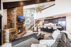 Älytelevisio, takka, videopelejä, DVD-soitin