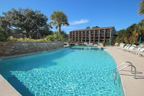 A heated pool - Luxurious Condo with Lagoon Views, Shared Pool, Tennis & Playground (Hilton Head)